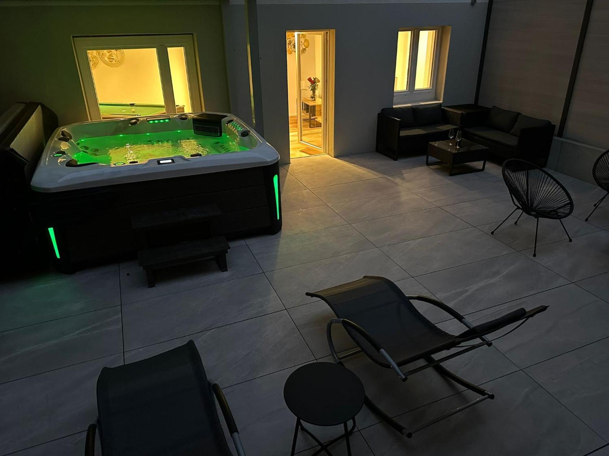 Mit Exklusivem Whirlpool Und Sauna